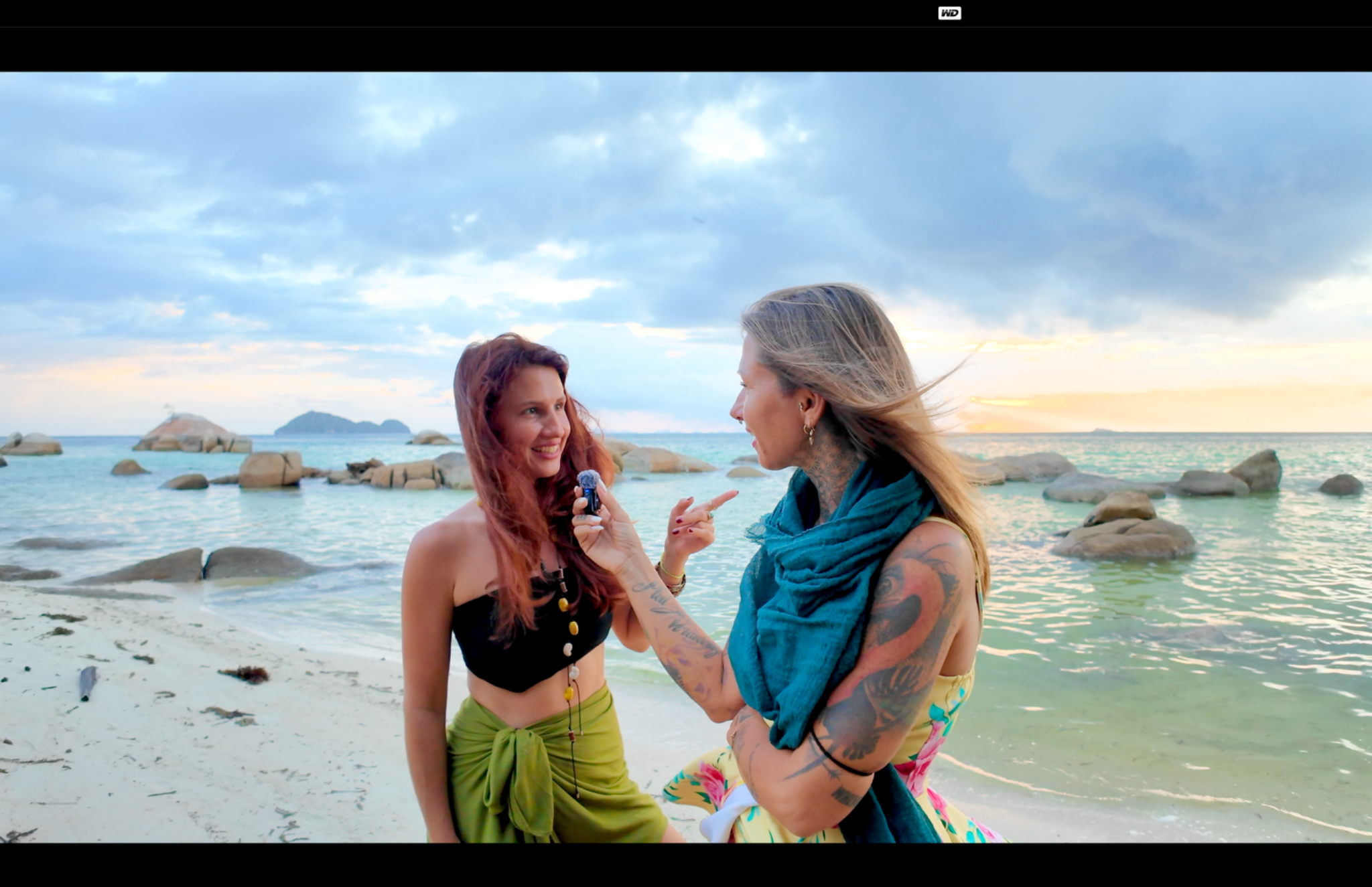 Justine Pietrus in einem lebendigen Interview mit Joy am Strand