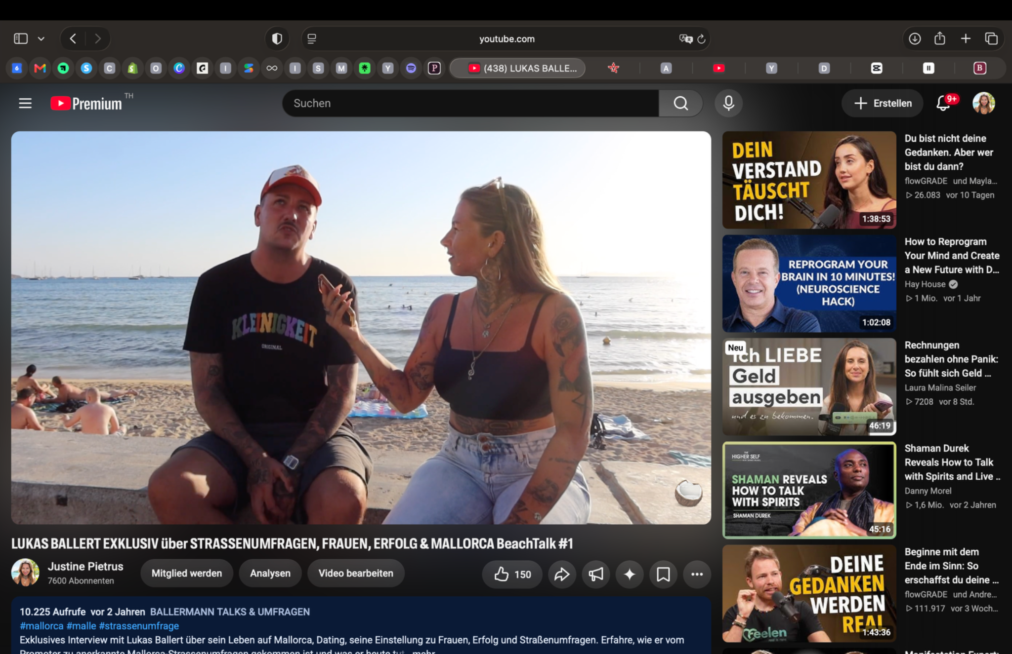 Justine im Gespräch mit Lukas Ballert am Strand