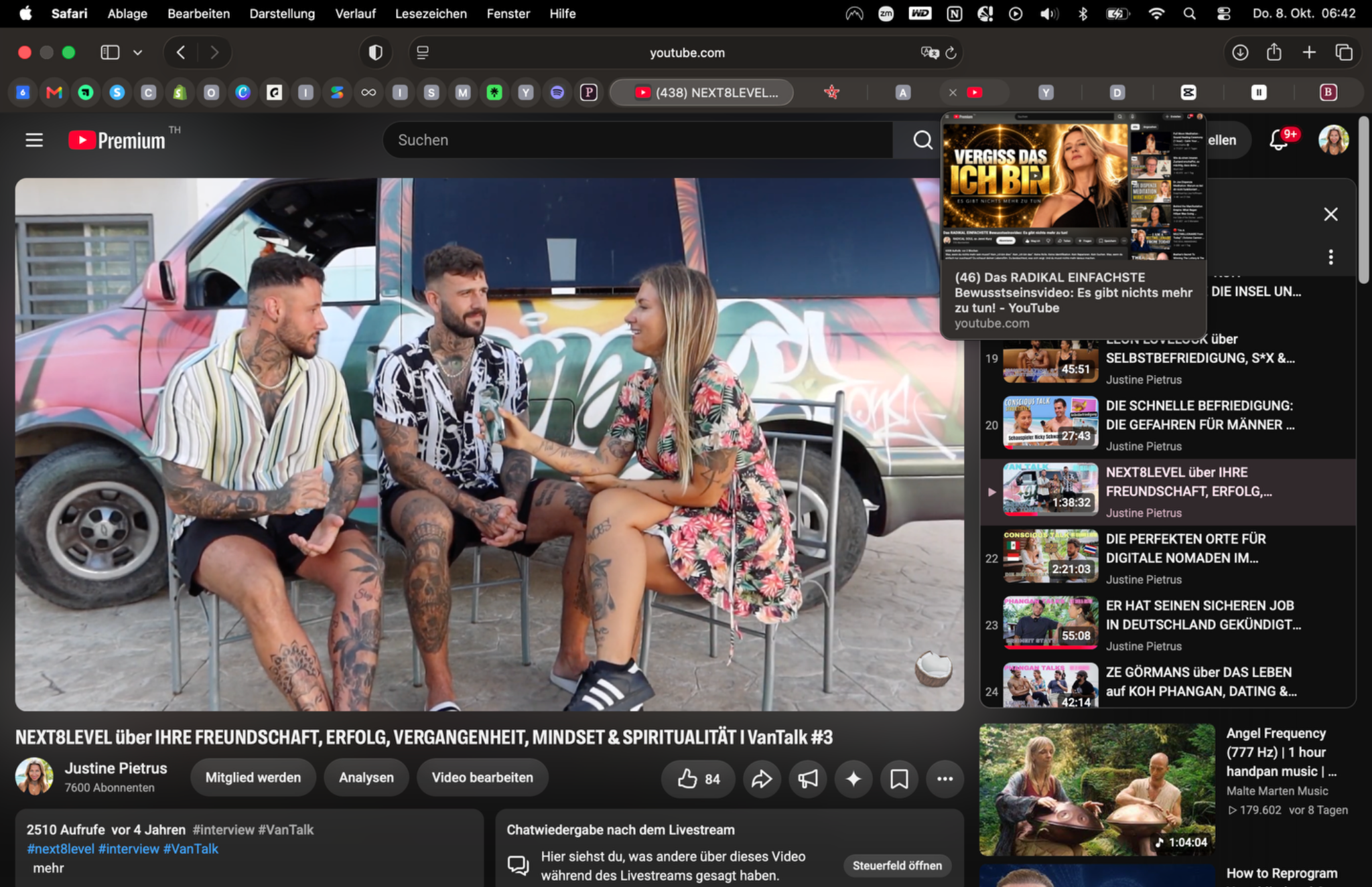 Justine interviewt Next Level vor ihrem Van